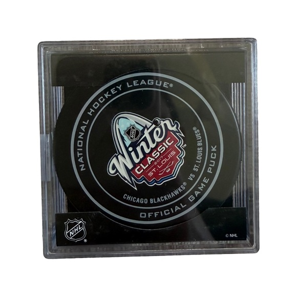 NWT NHL 2017 CHICAGO BLACKHAWKS/ST LOUIS BLUES WINTER CLASSIC OFFICIAL GAME PUCK - Picture 1 of 3